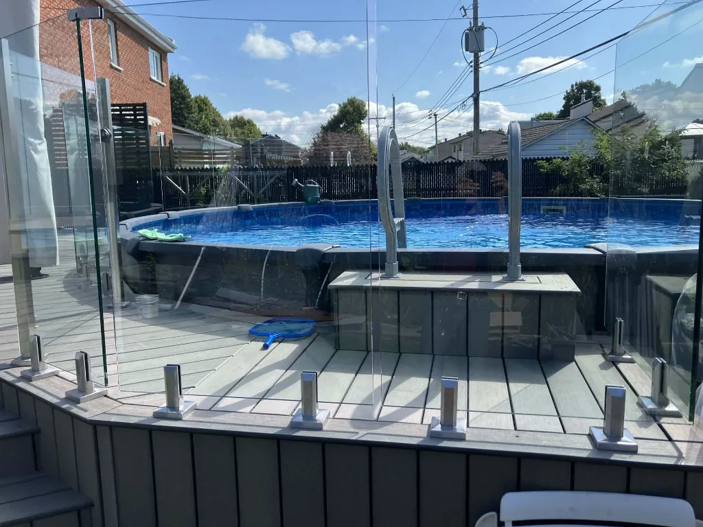 GP-Ecoplast-PAtio-de-composite-montreal-graphite-piscine-rampe-en-vitre.webp